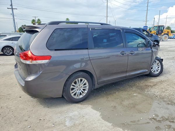2013 TOYOTA SIENNA