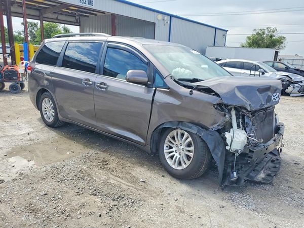 2013 TOYOTA SIENNA