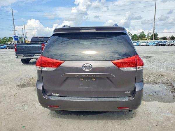 2013 TOYOTA SIENNA