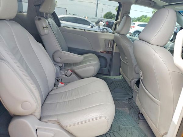 2013 TOYOTA SIENNA