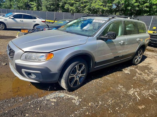2015 VOLVO XC70 Premier+ (non R design)