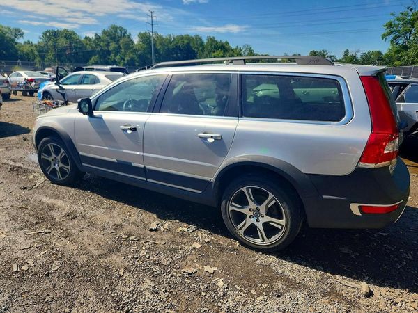 2015 VOLVO XC70 Premier+ (non R design)