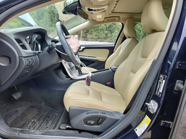 2017 VOLVO V60
