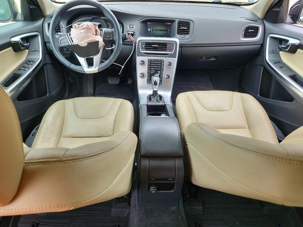 2017 VOLVO V60