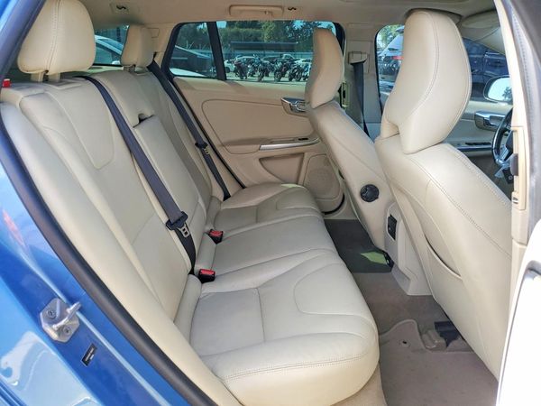 2015 VOLVO V60 Premier (non R design)