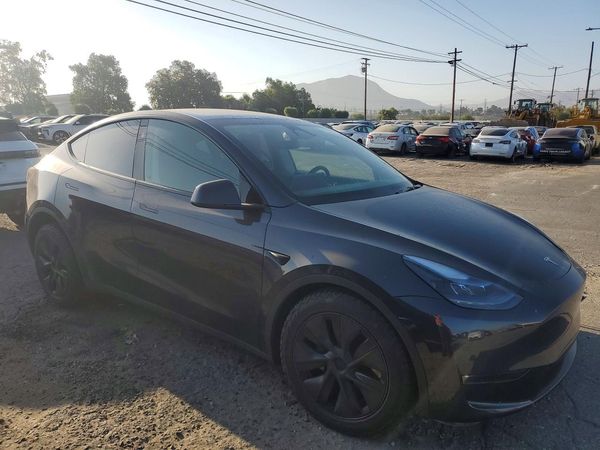 2025 TESLA MODEL Y