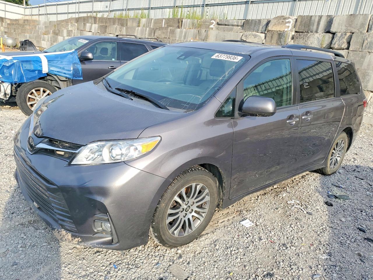 2020 TOYOTA SIENNA Q grade — Front 3/4