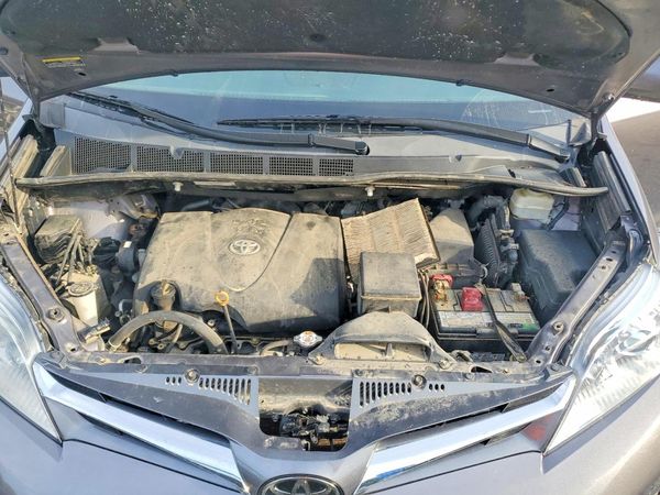 2020 TOYOTA SIENNA Q grade — Engine bay