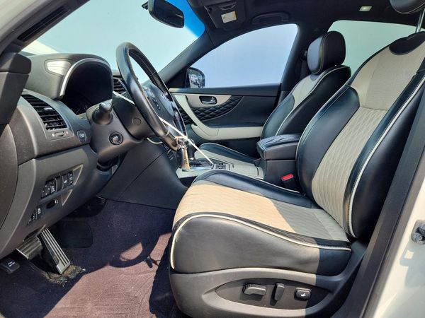 2017 INFINITI QX70