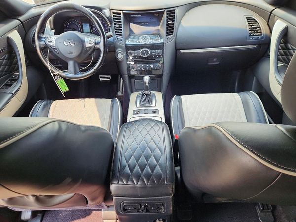 2017 INFINITI QX70