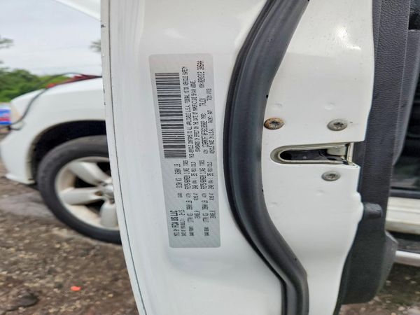 2015 RAM 1500 ST — VINS