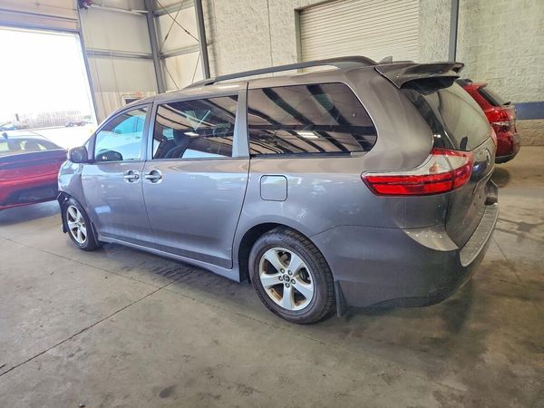 2018 TOYOTA SIENNA LE