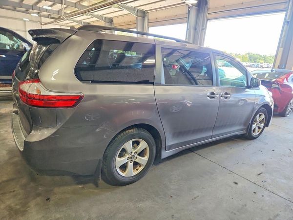 2018 TOYOTA SIENNA LE