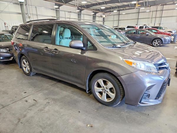 2018 TOYOTA SIENNA LE