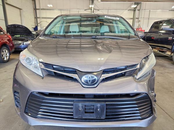 2018 TOYOTA SIENNA LE