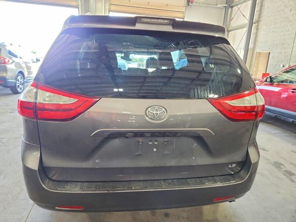 2018 TOYOTA SIENNA LE