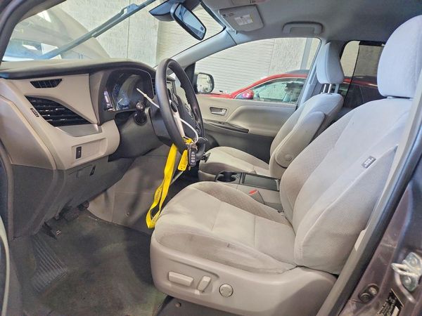 2018 TOYOTA SIENNA LE