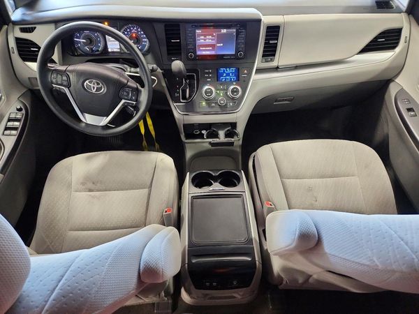 2018 TOYOTA SIENNA LE