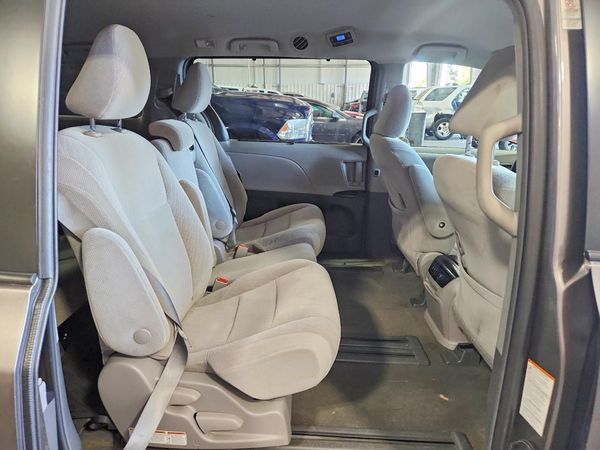 2018 TOYOTA SIENNA LE