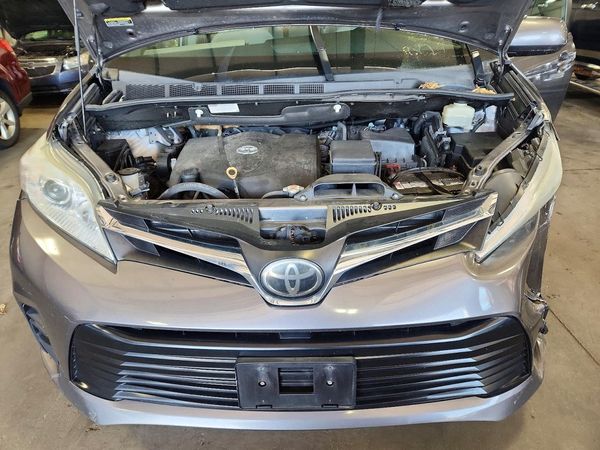 2018 TOYOTA SIENNA LE