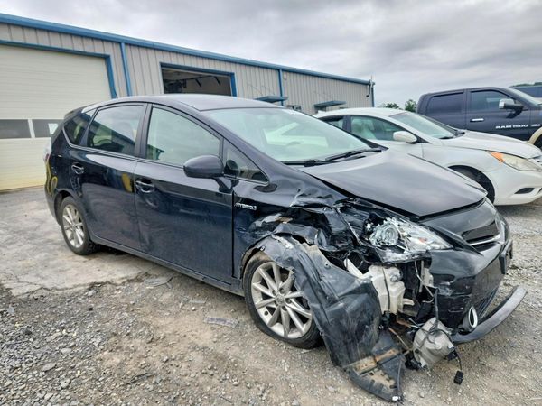 2014 TOYOTA PRIUS — Passenger 3/4