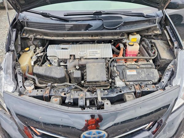 2014 TOYOTA PRIUS — Engine bay