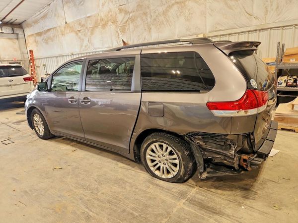 2014 TOYOTA SIENNA