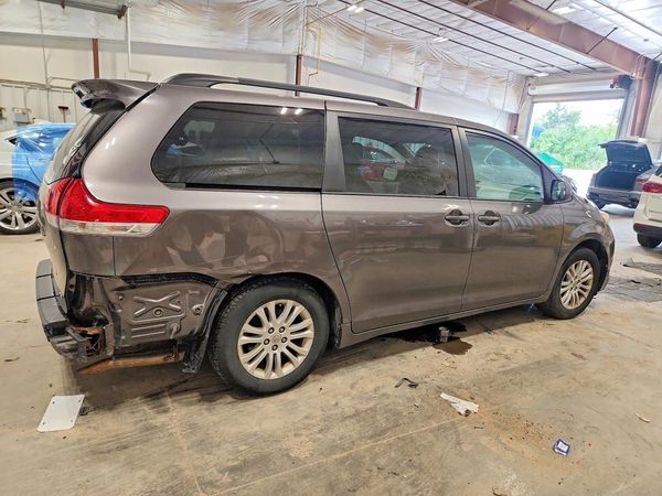 2014 TOYOTA SIENNA