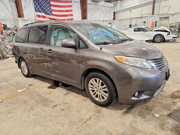 2014 TOYOTA SIENNA