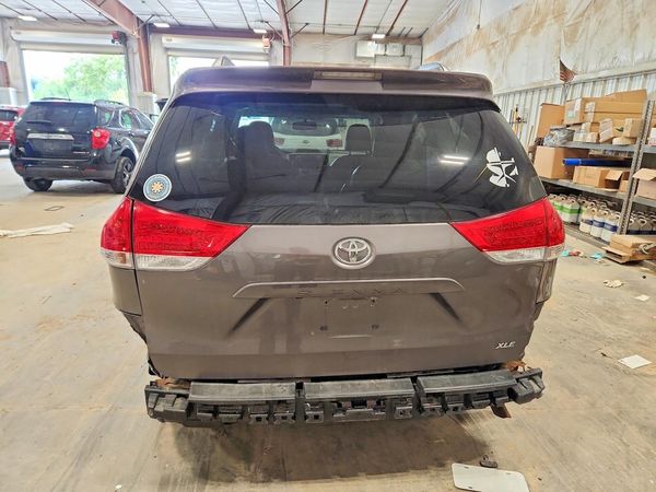 2014 TOYOTA SIENNA