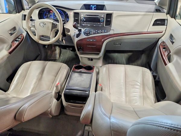 2014 TOYOTA SIENNA