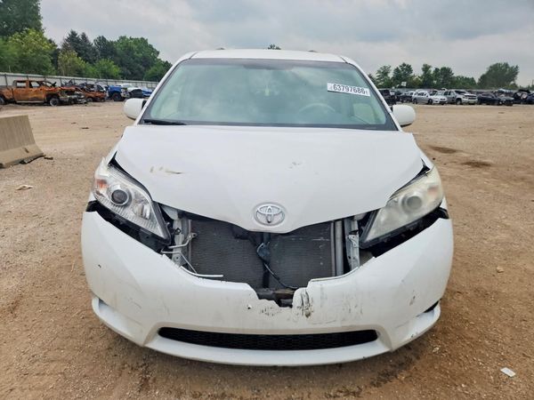 2013 TOYOTA SIENNA