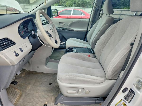 2013 TOYOTA SIENNA