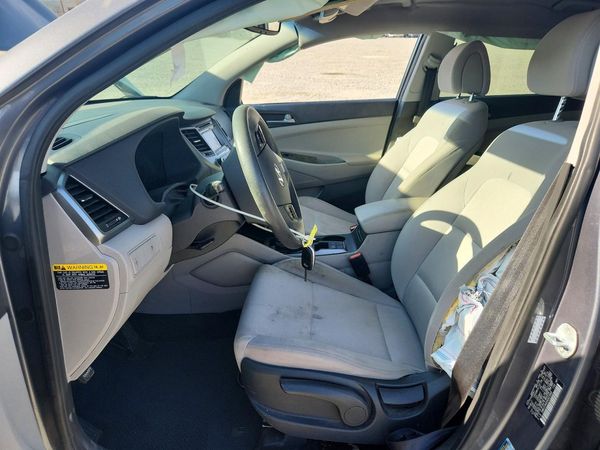 2017 HYUNDAI TUCSON SE (no options)