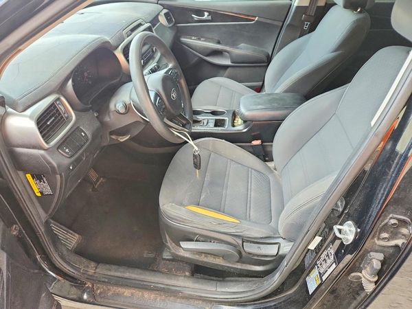 2016 KIA SORENTO L / LX