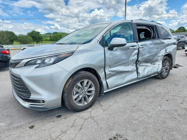 2024 TOYOTA SIENNA XLE