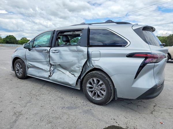 2024 TOYOTA SIENNA XLE