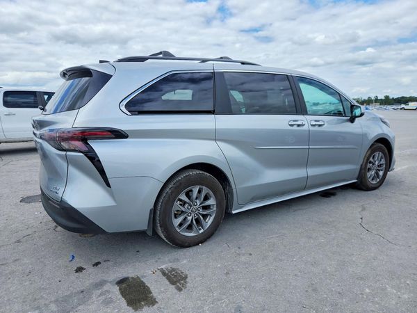 2024 TOYOTA SIENNA XLE