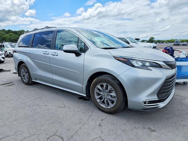 2024 TOYOTA SIENNA XLE