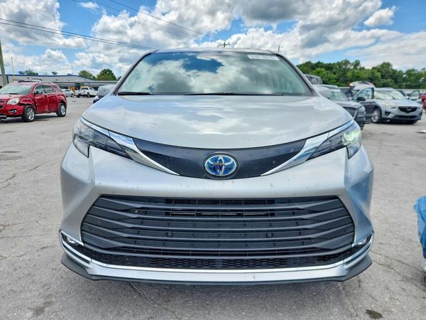 2024 TOYOTA SIENNA XLE
