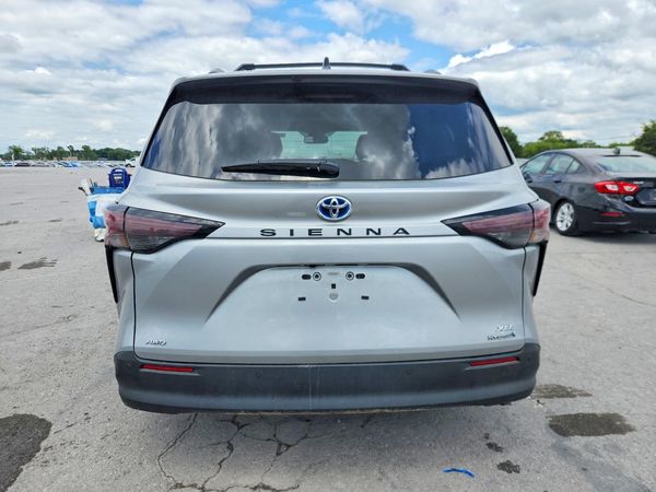 2024 TOYOTA SIENNA XLE