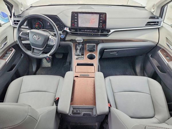 2024 TOYOTA SIENNA XLE