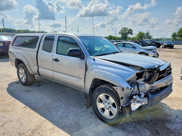 2014 TOYOTA TACOMA Delux Grade — Passenger 3/4