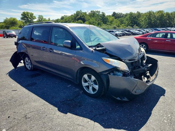 2012 TOYOTA SIENNA