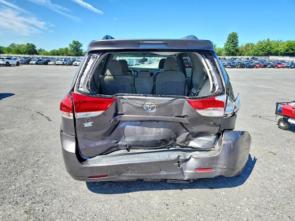 2012 TOYOTA SIENNA