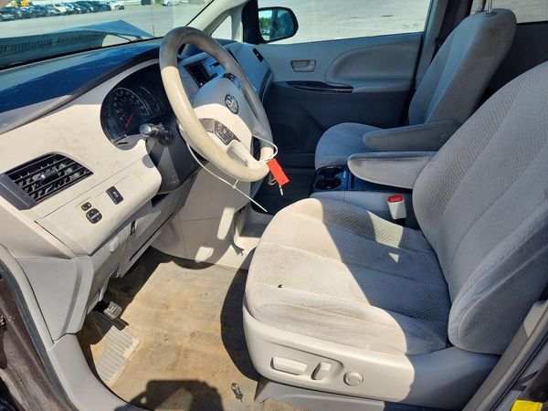 2012 TOYOTA SIENNA