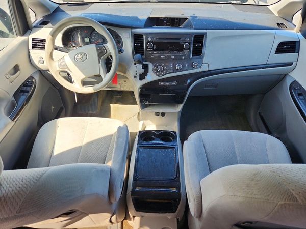 2012 TOYOTA SIENNA
