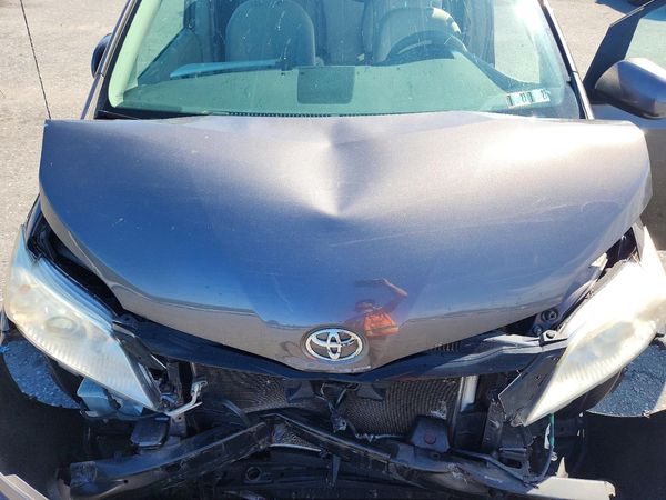 2012 TOYOTA SIENNA