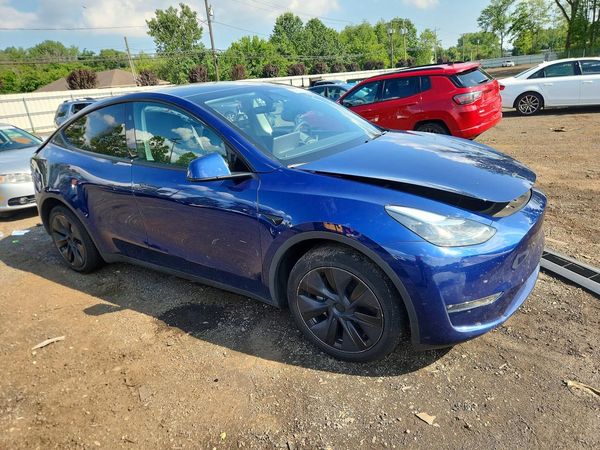2025 TESLA MODEL Y — Passenger 3/4