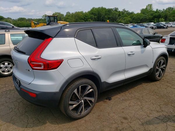 2021 VOLVO XC40 R-Design